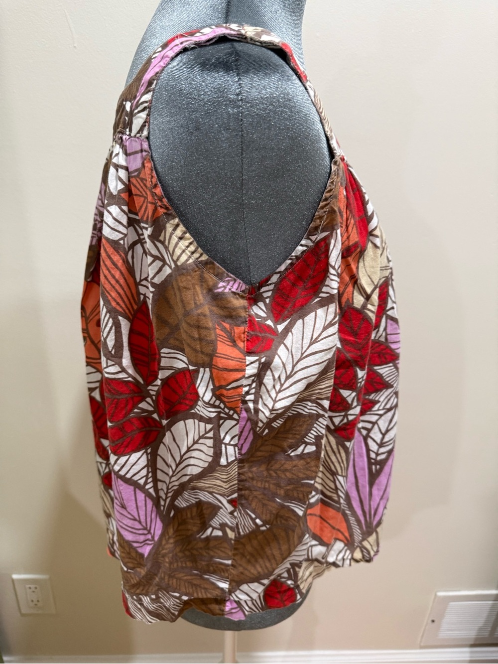 Anna Leaf-Print Sleeveless Top in Orange, Brown, Lavender, Cream - Picture 4 of 10